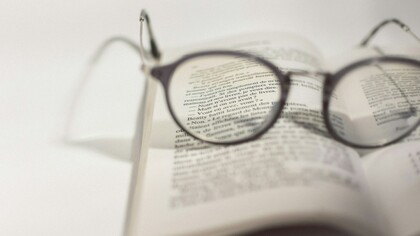 Occhiali su di un libro aperto. Ray Bradbury e Hunter S. Thompson: due grandi scrittori americani che hanno segnato un'epoca