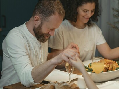 Família agradece a Deus por seu jantar. Mas esse “graças a Deus!”, se for dado pela oportunidade de viver mais um dia, será muito mais eficaz, ele não vai eliminar os problemas, mas sim colocar cada um deles na posição e no seu tamanho exatos e isso trará a paz necessária para lidar com eles na medida certa, sem criar os monstros mentais que normalmente são criados

