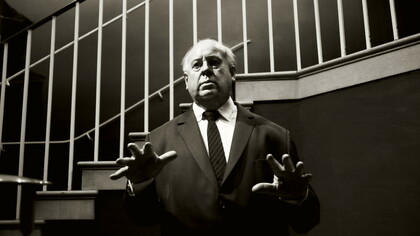 Hitchcock realizava um cinema feito para ser apreciado por diferentes públicos, algo que tivesse contato com todas as tribos. Ainda que fossem filmes muito sofisticados, ele não buscava criar obras difíceis de serem compreendidas ou que mudassem a maneira de pensar do público. Era apenas entretenimento, um muito bem polido e bem cuidado, mas ainda assim puro entretenimento. Hitchcock dizia que enquanto outros filmes eram pedaços de vida, os seus eram pedaços de bolo