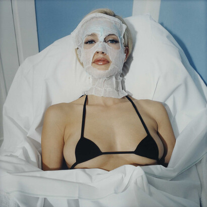 Bettina Rheims: Karen Mulder with a very small Chanel bra, 1996 . Courtesy Bettina Rheims, Foto/photo: Axel Schneider