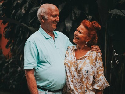 O abraço tranquilo revela afeto e companheirismo cultivados pelo tempo. Coincidências podem ser apenas o início de uma vida inteira compartilhada