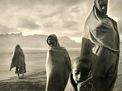 Sebastião Salgado. “Korem, Ethiopia (4 people in the desert)”, 1984. Photo by Alma Reyes