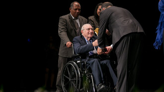 Juan Jaramillo Antillón recibe de manos de Luis Guillermo Solís Rivera, presidente de Costa Rica, la estatuilla del Premio Nacional de Cultura Magón 2016. Fotografía de Roberto Carlos Sánchez