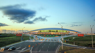 Vista exterior del aeropuerto de Carrasco en Montevideo, Uruguay, obra del arquitecto Rafael Viñoly