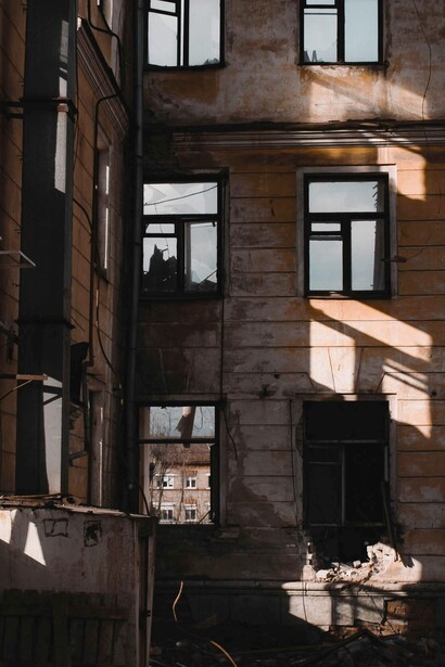 La guerra può provocare migrazioni di massa, ridistribuendo la popolazione e le risorse economiche, il che può favorire lo sviluppo di nuove aree industriali o urbane
