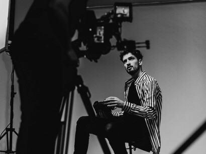 Bastidores de editorial de moda. No editorial, sempre seguimos um tema, mas conseguimos colocar um pouco do nosso gosto pessoal. Já em campanhas publicitárias, como a que fiz para a Calvin Klein, o briefing é mais fechado. A equipe define exatamente quais peças usar, então seguimos o que o cliente pede. Ainda colocamos um pouco do nosso gosto, mas sem tanta liberdade como no editorial. São esses dois lados