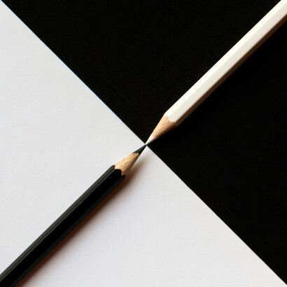 Al transformar cada gesto en intercambio, algo esencial se vuelve carga y se retira