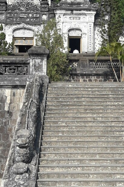 Il grande  Mausoleo di Khai Dinh, ultimo rampollo della dinastia  Nguyen, a 10 km dal centro di Hué