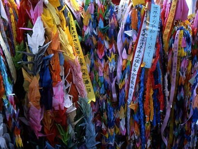 Pero este lugar volverá como el aire.
que entra en mi ser sin pedir permiso,
o como el polen
que flota, como si nada,
pero fecunda.
Grullas de papel en el Parque Conmemorativo de la Paz, en Hiroshima, Japón