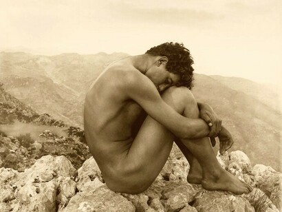 «Caín» (hacia 1902), Wilhelm von Gloeden (1856-1931), fotografía inspirada en el «Joven desnudo sentado a la orilla del mar», de Hippolyte Flandri
