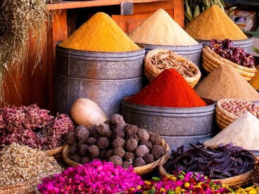 In Mesopotamia le offerte aromatiche erano considerate il "nutrimento degli dèi", mentre nell'antico Egitto il profumo era associato alla presenza divina e alla purezza rituale