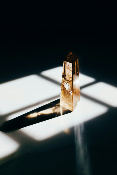 Cristal na fresta de luz da janela.
Mesmo que não se consiga perceber todo o poder de um cristal, reconhecer a beleza e o encantamento do reino mineral é uma clara evidência