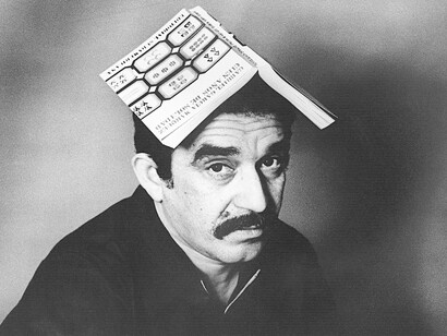 Gabriel García Márquez con un libro en la cabeza