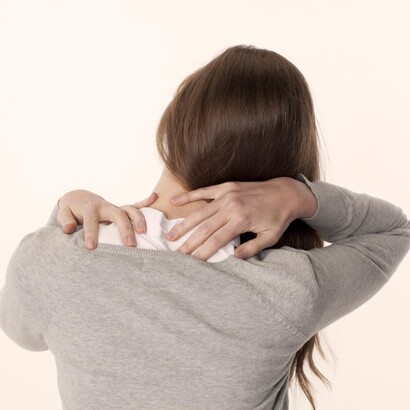 Mujer con dolor de cuello
