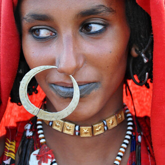 Enikö Nagy, The large golden zumam, a nose ring, underlines the beauty and status of this Kababish nomad woman. In Al Hamrat Al Sheikh
