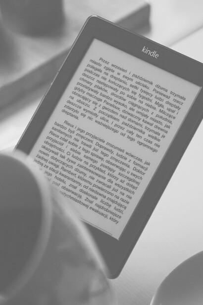 Luego de meditarlo mucho, dejé de lado mis prejuicios fetichistas y me animé a darle una oportunidad a los libros digitales