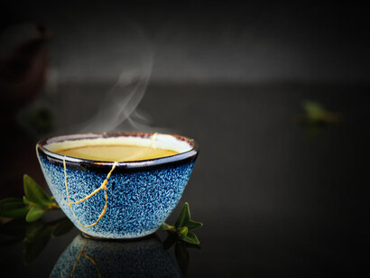 Tazza da té riparata con l'arte giapponese del Kintsugi