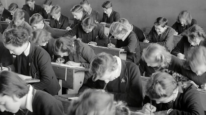 Educação. Salta logo à vista as desigualdades que se geram nas instituições de ensino, tornando-se um paradigma repetitivo nas sociedades mencionadas anteriormente