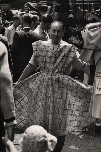 Ernst Haas, Market Stall, London, 1949. Vintage silver gelatin print. Estate stamp on print verso. 9.5 x 13.5 inches © Ernst Haas, courtesy Atlas Gallery