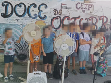 En un colegio público, las familias describen los finales de curso como “asfixiados”. Estudiantes con ventiladores. Huelva, España