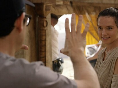 J. J. Abrams se dirige a Daisey Ridley (Rey) en «Star Wars- Episodio VII: El despertar de la Fuerza» (2015)