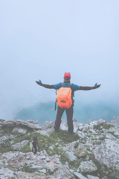 Un senderista celebra tras llegar a la cima 