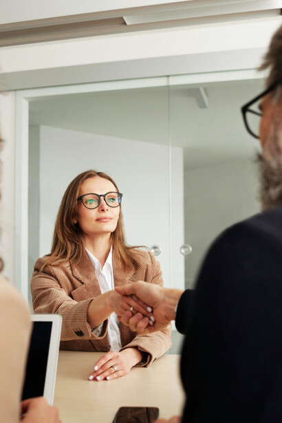 Mujer y hombre llegan a un acuerdo. El respeto es fundamental para lograr acuerdos justos