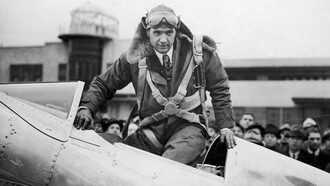 Howard Hughes sube a la cabina de su avión, Northrop Gamma, en preparación para romper su propio récord de velocidad, 1937