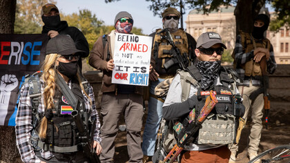 Un grupo de personas armadas se manifiesta por el derecho a portar armas en EE. UU.