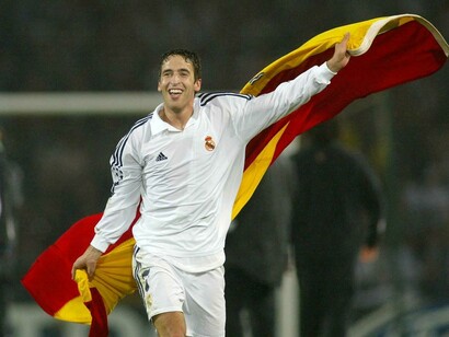 Raúl con la camiseta del Real Madrid y una bandera de España