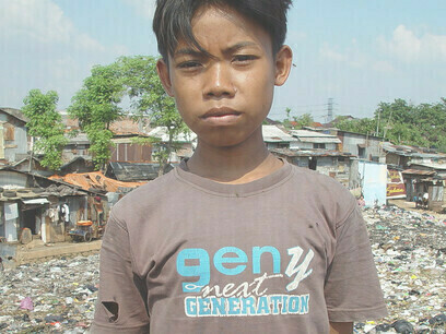Una nueva teoría de la historia de manera que “nos permita volver a pensar en la emancipación social a partir del pasado, de algún modo, de cara al futuro” (B. de Sousa)
Un niño que vive en un barrio marginal en Cipinang East, Yakarta, Indonesia