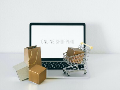 Compras online exacerbaram a situação do consumo excessivo. Tal como Tomás, vivemos numa constante busca por novas experiências, livres de amarras e referências e essa dinâmica cria consumidores automáticos, levados a um exercício sem fim de substituição de produtos, sem uma reflexão sobre as consequências desta dinâmica autodestrutiva e inútil