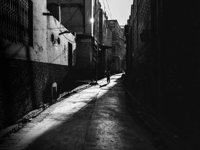 Un pequeño niño corre por callejones de una ciudad. La leyenda de “La Llorona” es uno de los mitos urbanos más conocidos en Latinoamérica