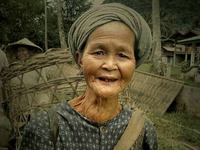 Anziana abitante del Laos