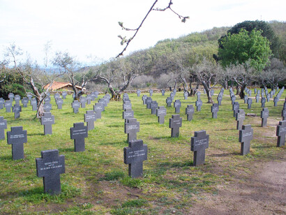 Esas personas en la oscuridad con un poder tan grande pueden hacer lo mejor para sí mismas (nunca harán lo mejor para la humanidad en su conjunto). Cementerio Militar Alemán de Cuacos de Yuste. Cáceres, Extremadura, España