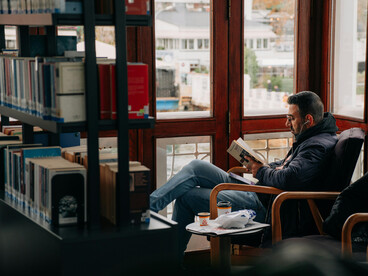 Entre étagères et tasses fumantes, la lecture devient une pause partagée au cœur de la ville