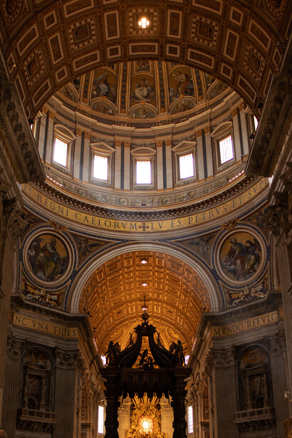 Vista da cúpula e insígnias da Cátedra de São Pedro, no interior da Basílica de São Pedro, na cidade-estado do Vaticano, Itália
