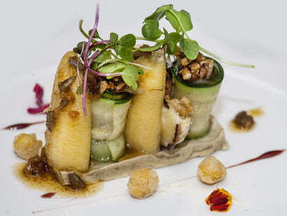 Lingote de foie, plátano, calabacín con ahumados y frutos secos. Restaurante Granero (Quintanar de la Orden, Toledo)