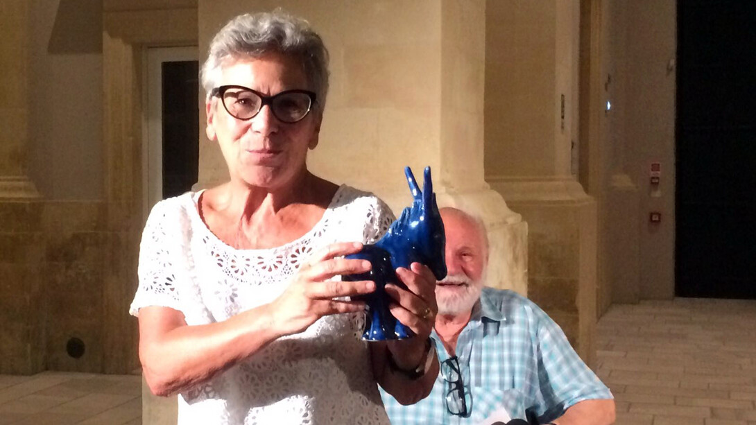 Carla Pollastrelli con il premio Asini e Goffredo Fofi sullo sfondo