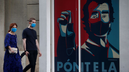 Un grafiti en que Fernando Simón insta al uso de la mascarilla, Barcelona, España