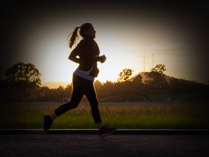 Mujer corriendo en un parque. La masa muscular tiene una función importante en la calidad de la vida que llevamos