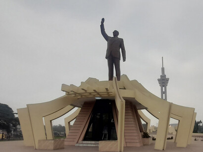 Patrice Émery Lumumba (1925 - 1961). Me limito a analizar los casos de asesinato de personas en los que se conoce la interferencia de fuerzas externas, nacionales o extranjeras. Mausoleo en Kinshasa, que contiene su diente, República democrática del Congo