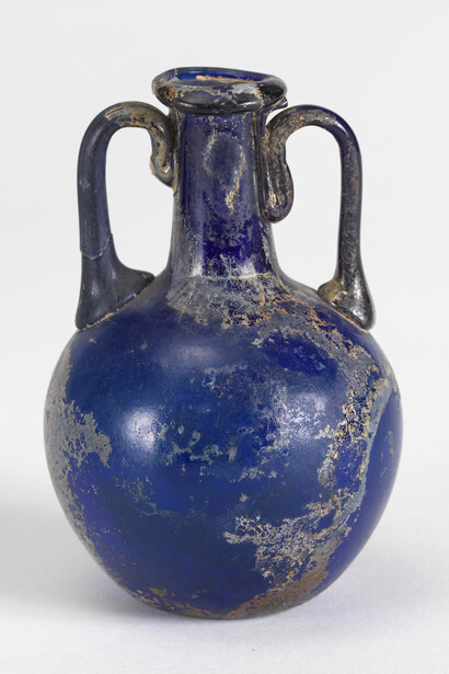 Aryballos, 3rd-4th century; blown and drawn glass; Overall: 9.8 x 6 cm (3 7/8 x 2 3/8 in.); 1958-26-3; Cooper Hewitt, Smithsonian Design Museum. Photo: Matt Flynn © Smithsonian Institution