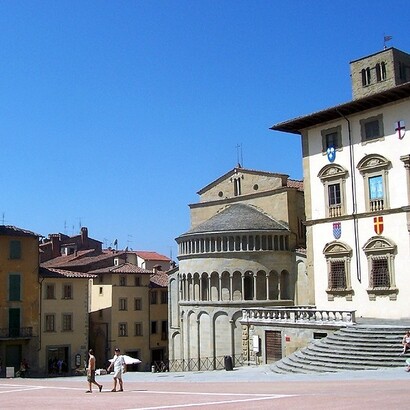 Incorniciata dalle Logge Vasari e da palazzi storici, è uno dei luoghi più fotografati e amati della città. Arezzo, Toscana, Italia