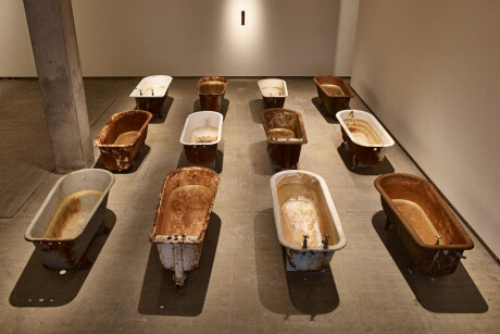 Eye of Shark, 2014. Cast iron baths with gilding, marble panel, shark eye and display box, amber glass. Courtesy the artist and Frith Street Gallery, London. Photography by Steve White.