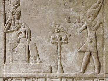 Un’iscrizione votiva dedicata dal greco Onnophris, che raffigura un faraone maschio nell’atto di presentare offerte alla dea Iside, ma che nel testo rende onore a una regina Cleopatra (probabilmente Cleopatra VII). Conservata al Louvre, Parigi, Francia
