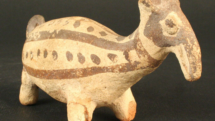 Ocarina: camélido

Materiales: Cerámica

Intermedio Tardío 1100- 1470 d.C.

Medidas: 70 mm de alto x 110 mm de largo x 40 mm de ancho