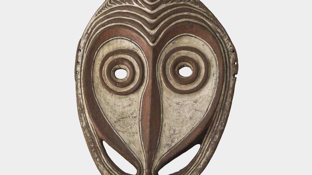Giebelmaske, Holz, weiße Pigmente, roter Ocker, 93 × 15 × 68 cm, Iatmul-Sprachgruppe, Dorf Angriman [Radja], Gesammelt durch Kapitän Friedrich Haug, Schenkung 1909, Stuttgart, Linden-Museum, Inv. 63214, © Linden-Museum Stuttgart