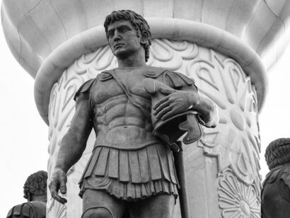 Alejandro cayó enfermo con fiebre durante tres días y finalmente murió con solo 33 años en el 323 a.C.