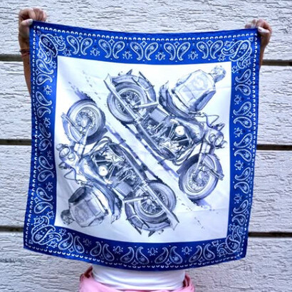 Questo tipo di produzione rappresenta un esempio concreto di economia circolare e innovazione Made in Italy. Foulard di seta ricavato dalla lavorazione degli scarti della produzione di arance, foto di Orange Fiber